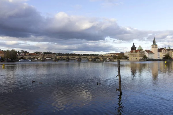 Ponte Charles com o rio Vltava em Praga — Fotografia de Stock