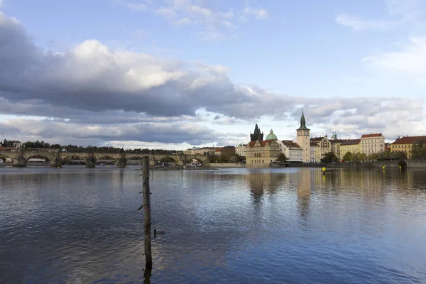 Charles Bridge med Vltava floden i Prag - Stock-foto