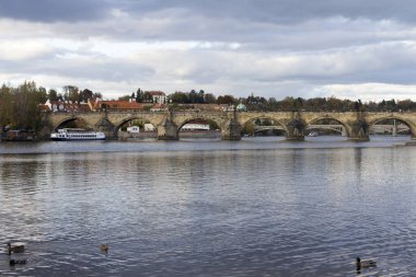 Charles Köprüsü ile Prag'da Vltava Nehri