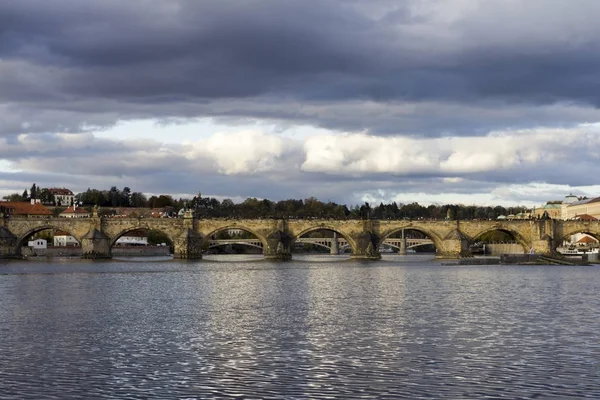 Ponte Charles com o rio Vltava em Praga — Fotografia de Stock