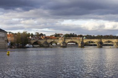 Charles Köprüsü ile Prag'da Vltava Nehri