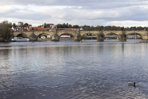 Karlsbrücke mit der Moldau in Prag — Stockfoto