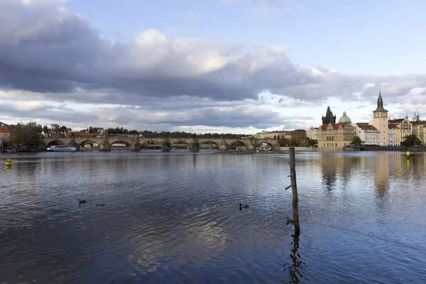 プラハを流れるヴルタヴァ川とカレル橋 — ストック写真