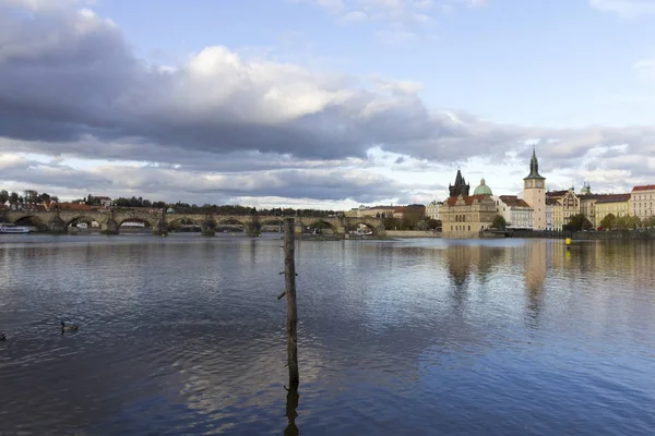 Карлов мост с рекой Влтавой в Праге — стоковое фото