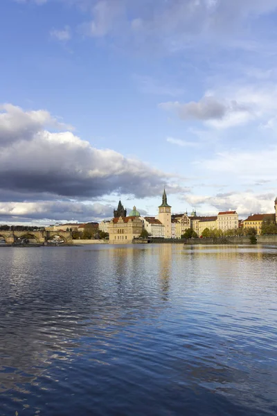 Charles Bridge med Vltava floden i Prag - Stock-foto