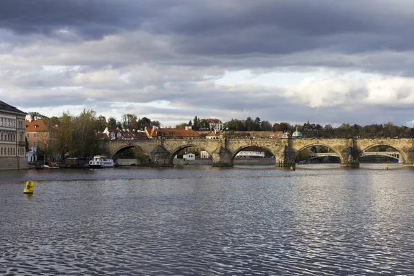 Ponte Charles com o rio Vltava em Praga — Fotografia de Stock