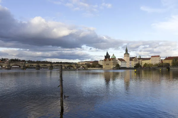 Ponte Charles com o rio Vltava em Praga — Fotografia de Stock