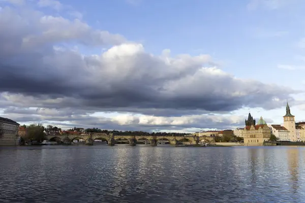 プラハを流れるヴルタヴァ川とカレル橋 — ストック写真