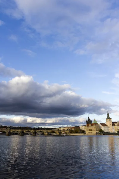 Puente de Carlos con el río Moldava en Praga — Foto de Stock