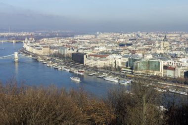 Gellert Tepesi 'nden Budapeşte' nin silüeti