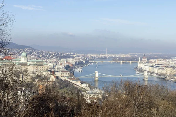 Скайлайн Будапешта с горы Геллерт — стоковое фото