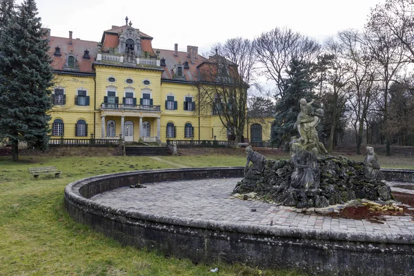 Fontaine au palais Karolyi — Photo