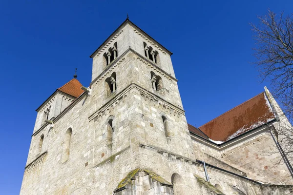 Romanskt kloster kyrka av Ocsa — Stockfoto