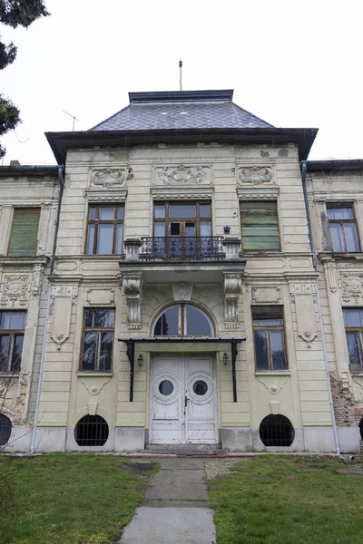 Piaristenschloss in Mernyje — Stockfoto