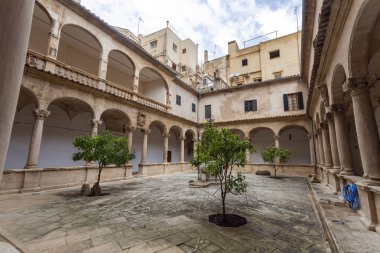 Palma Katedrali 'nin yanındaki ortaçağ avlusu.