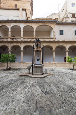 Palma Katedrali 'nin yanındaki ortaçağ avlusu.