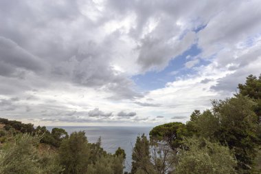 Mallorca 'nın üzerindeki bulutlu gökyüzü