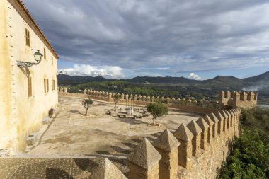 Sant Salvador kalesinin savunma duvarı.