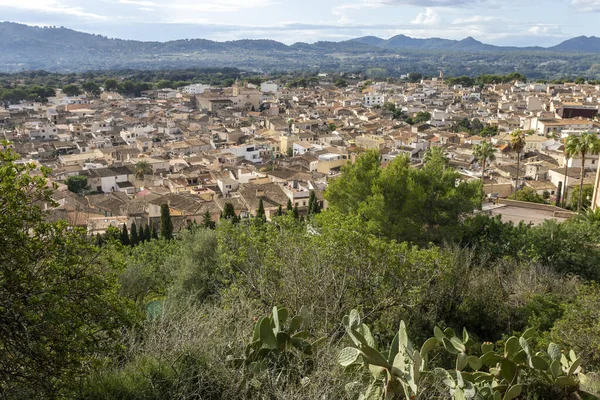 Veduta dal castello di San Salvador sulla città di Arta — Foto Stock