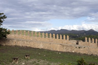 Arta 'daki Sant Salvador kalesinin savunma duvarı.