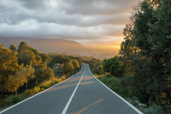 Belo pôr do sol sobre uma estrada de montanha em Maiorca — Fotografia de Stock