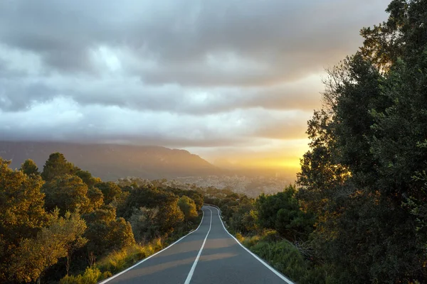 Belo pôr do sol sobre uma estrada de montanha em Maiorca — Fotografia de Stock