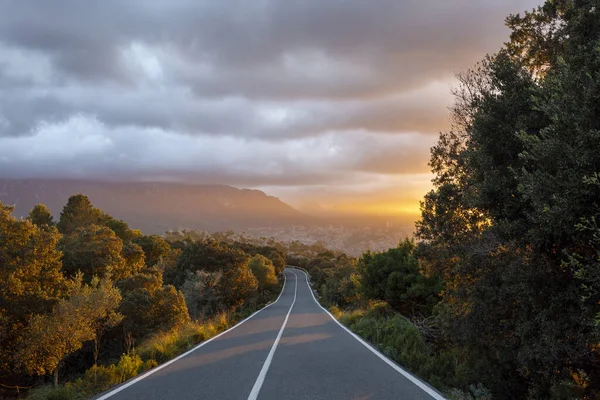 Belo pôr do sol sobre uma estrada de montanha em Maiorca — Fotografia de Stock