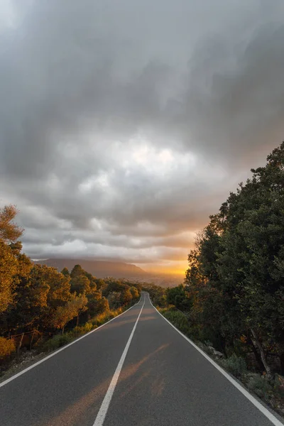 Bellissimo tramonto su una strada di montagna a Maiorca — Foto Stock