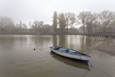 Balaton Gölü 'nde yalnız bir tekne.