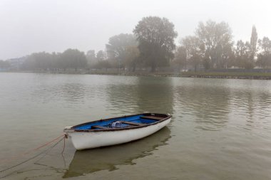 Balaton Gölü 'nde yalnız bir tekne.