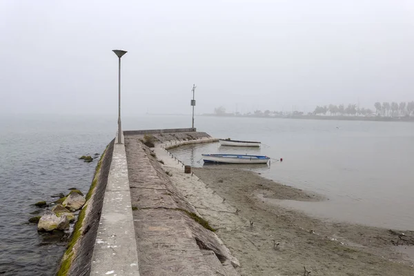 Manhã nebulosa no lago Balaton — Fotografia de Stock