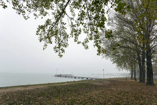 Mañana brumosa en el lago Balaton — Foto de Stock