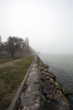 Balaton gölünde sisli bir sabah