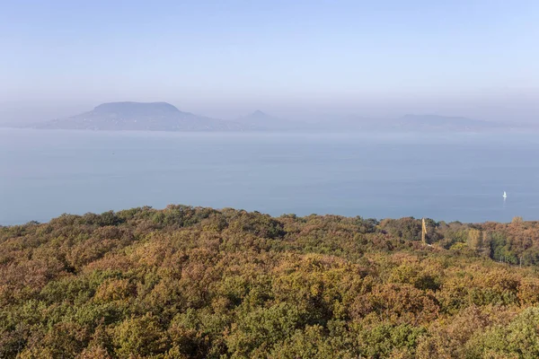 Fonyod 'un gözcü kulesinden sisli Balaton manzarası — Stok fotoğraf