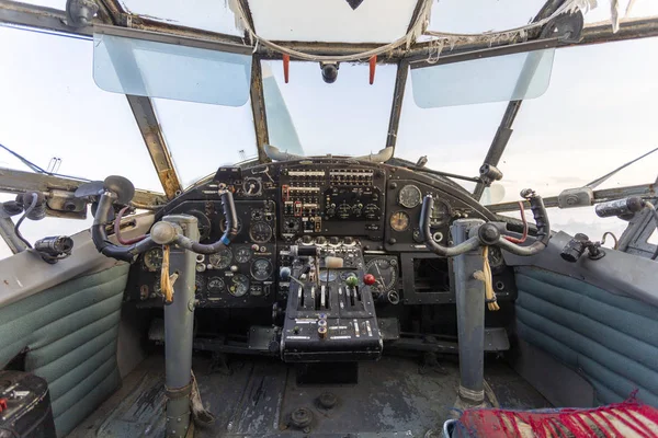 Cockpit de um velho avião russo — Fotografia de Stock