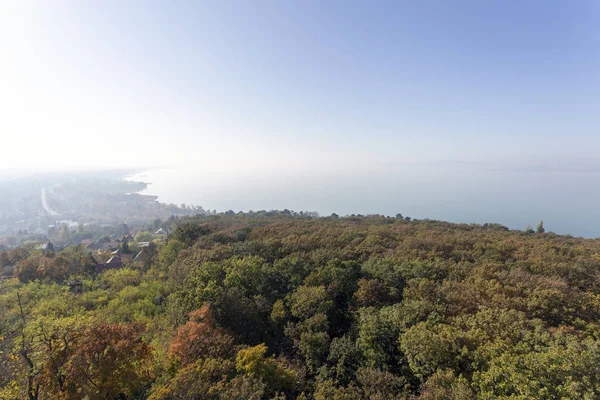 Veduta del nebbioso Balaton dalla torre panoramica di Fonyod — Foto Stock