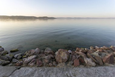 Macaristan 'da bir sonbahar gününde Balaton Gölü.