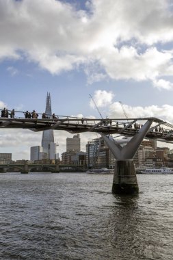 Millennium Bridg ile Thames nehrinin güney kıyısına bakın.