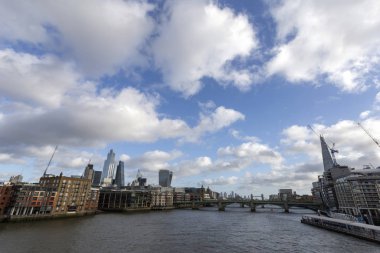 Thames nehri önderliğinde Londra şehri manzarası.