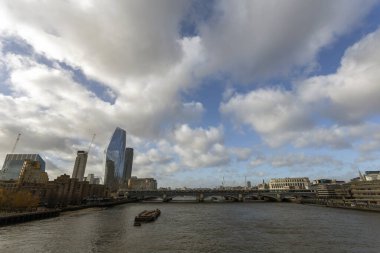 Thames nehri önderliğinde Londra şehri manzarası.