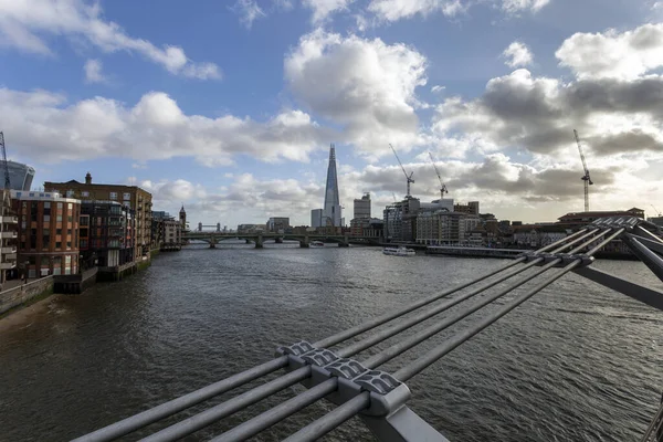View of the south bank of river Thames with the Millennium Bridg — Stock Photo, Image