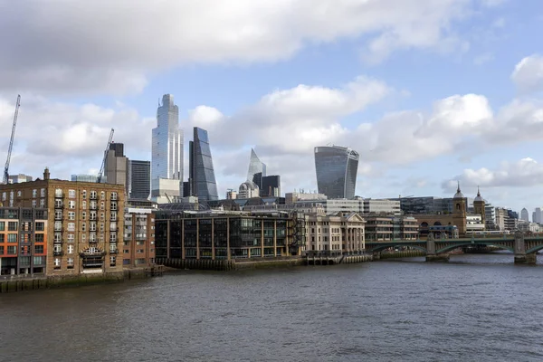 Vista de la ciudad de Londres con el río Támesis en primer plano — Foto de Stock