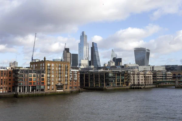 Vista de la ciudad de Londres con el río Támesis en primer plano — Foto de Stock