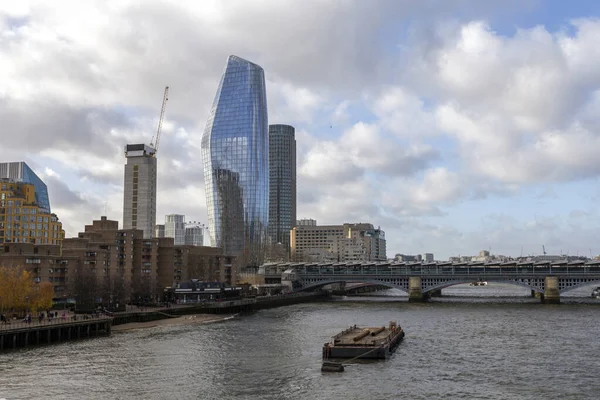 ロンドンの街の眺めとテムズ川の眺め — ストック写真