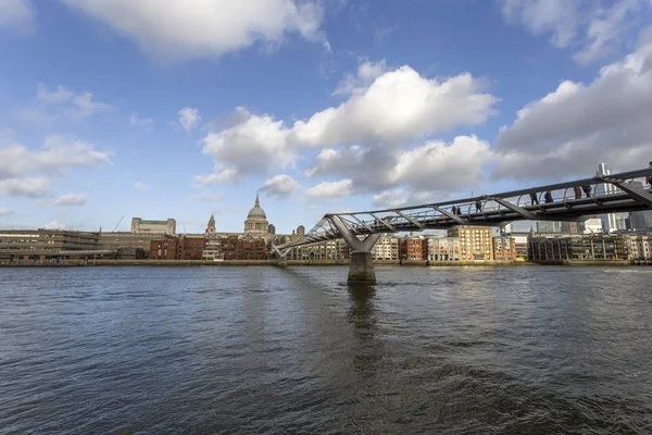 Vista de la ciudad de Londres con el río Támesis y el Millenn — Foto de Stock