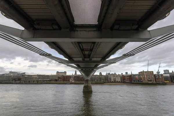 Vista de la ciudad de Londres con el río Támesis y el Millenn — Foto de Stock