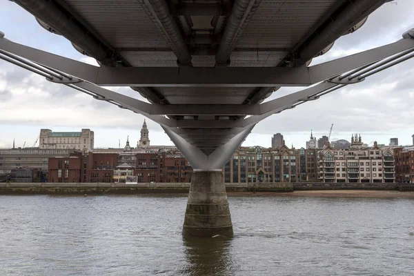 Vista de la ciudad de Londres con el río Támesis y el Millenn — Foto de Stock