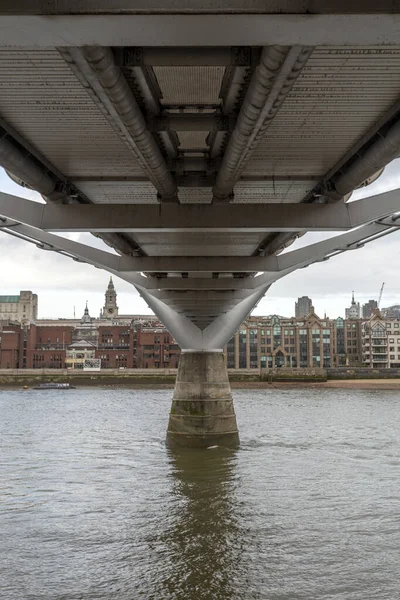 Vista de la ciudad de Londres con el río Támesis y el Millenn — Foto de Stock