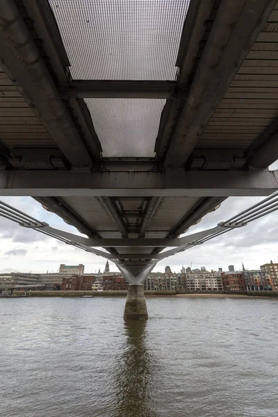 Vista de la ciudad de Londres con el río Támesis y el Millenn — Foto de Stock