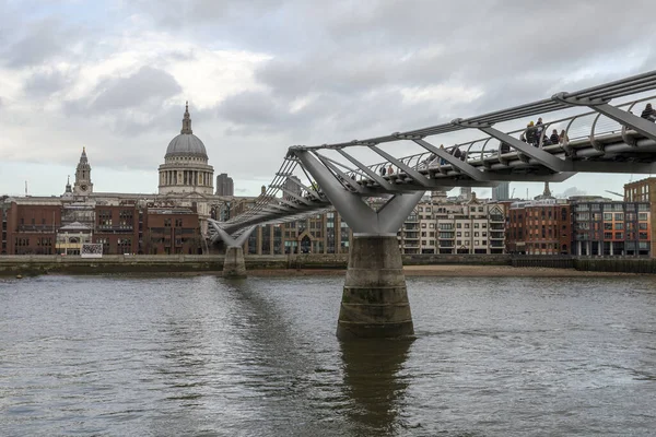 Vista de la ciudad de Londres con el río Támesis y el Millenn — Foto de Stock